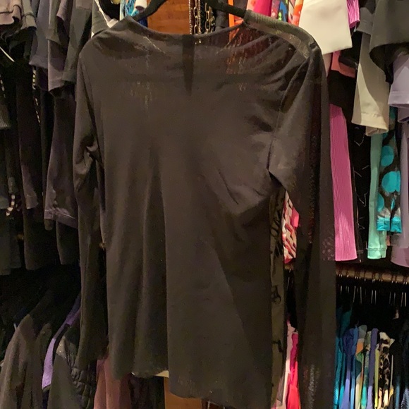 Black sheer top with pattern on the front - Picture 4 of 5